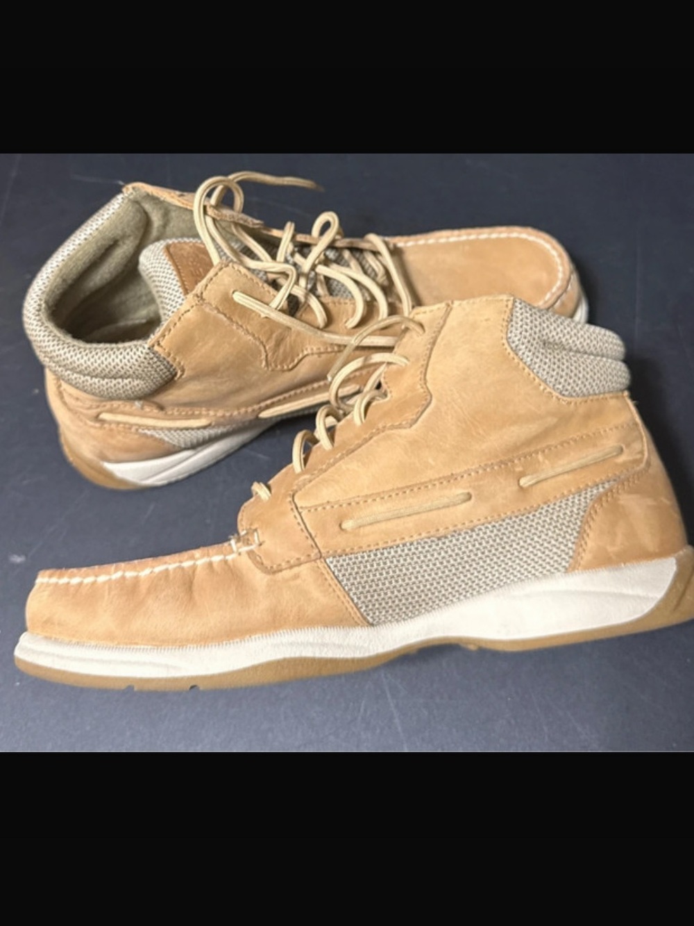 Women's 9.5 Sperry Mid-Top Shoes